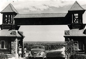 East Gate Entrance, Riding Mountain National Park, Parks Canada / l'Entrée Est du Parc du Mont-Riding, Parcs Canada